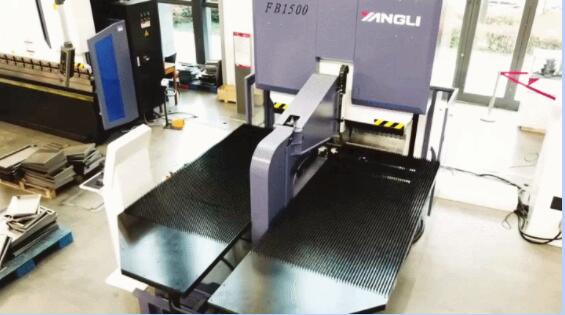 揚(yáng)力集團(tuán)多臺(tái)FB數(shù)控多邊折邊中心交付客戶！